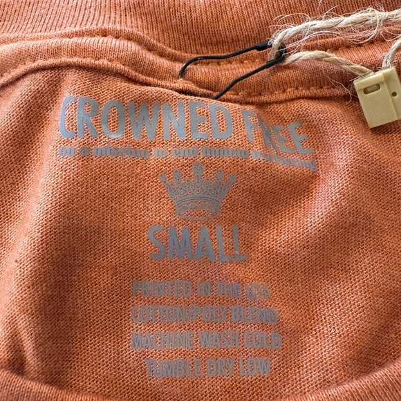 👑CROWNED Free Dreamer Tee - Picture 2 of 6